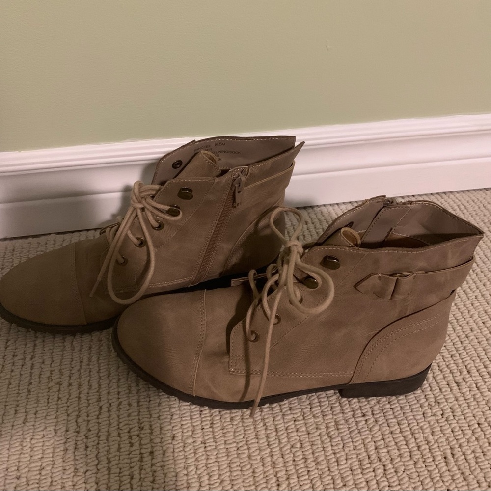 CUTE LADIES BOOTS SIZE 8.5